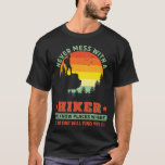 T-shirt Ne jamais gâcher avec un Hiker Funny Randonnée en<br><div class="desc">Vous cherchez une idée de cadeau amusante pour votre passionné de randonnées préféré ? Ne jamais gâcher avec un randonneur nous connaissons des endroits où personne ne vous trouvera T-shirt et plus de produits est un design simple pour amoureux de randonnée et idée cadeau parfait pour Camper ou randonneur. Si...</div>
