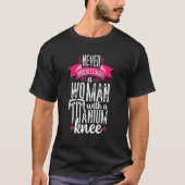 T-shirt Ne jamais sous-estimer une femme avec un genou en  (Devant)