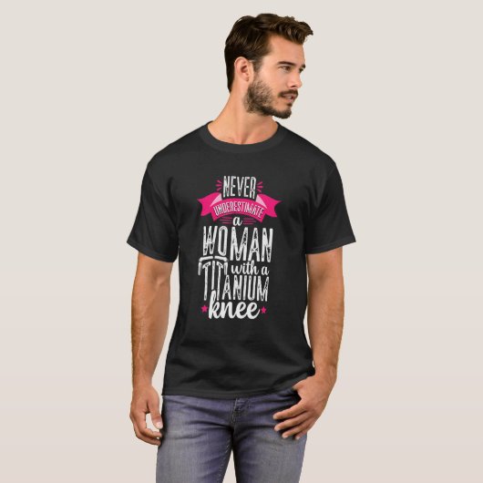 T-shirt Ne jamais sous-estimer une femme avec un genou en  (Devant entier)