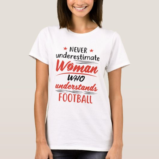 T-shirt Ne jamais sous-estimer une femme comprend le footb (Devant)