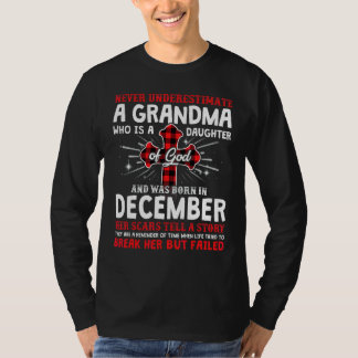 T-shirt Ne jamais sous-estimer une grand-mère Décembre Ann