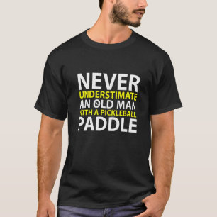 T-shirt Ne sous-estimez jamais le vieil homme avec un char