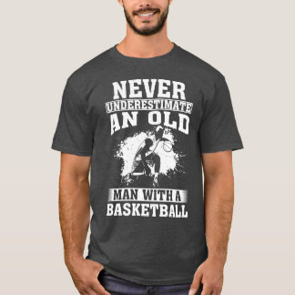 T-shirt Ne sous-estimez jamais un vieil homme avec un bask