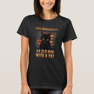 T-shirt Ne sous-estimez jamais un vieil homme avec un chat