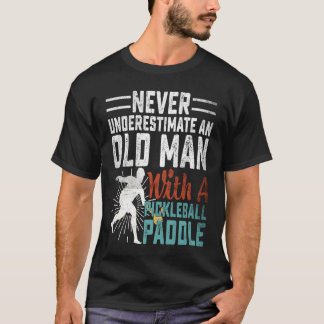 T-shirt Ne sous-estimez jamais un vieil homme avec un P Pi