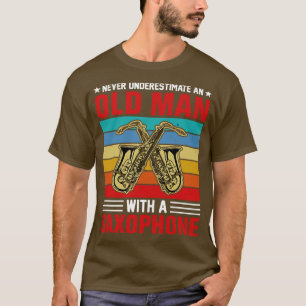 T-shirt Ne sous-estimez jamais un vieil homme avec une saX