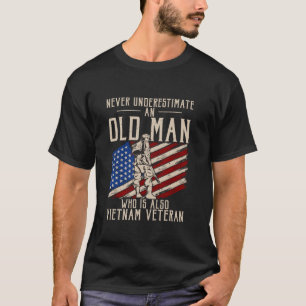 T-shirt Ne sous-estimez jamais un vieil homme qui est auss