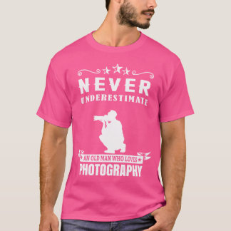 T-shirt Ne sous-estimez jamais un vieil homme qui fait de
