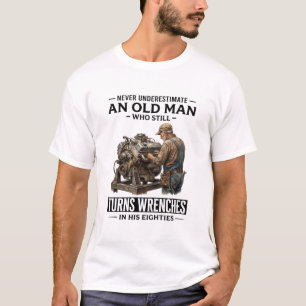 T-shirt Ne sous-estimez jamais un vieil homme qui tourne e