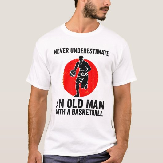 T-shirt Ne Sous-Estimez Jamais Un Vieux Homme Avec Un Bask (Devant)