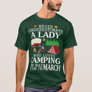 T-shirt Ne Sous-Estimez Jamais Une Dame Qui Aime Le Campin