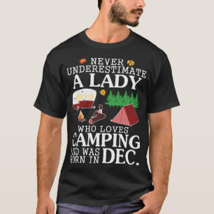 T-shirt Ne Sous-Estimez Jamais Une Dame Qui Aime Le Campin