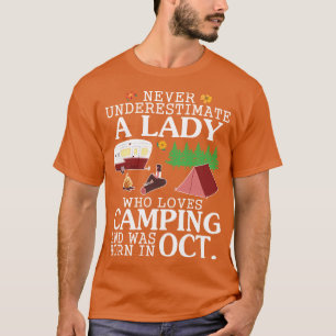 T-shirt Ne Sous-Estimez Jamais Une Dame Qui Aime Le Campin