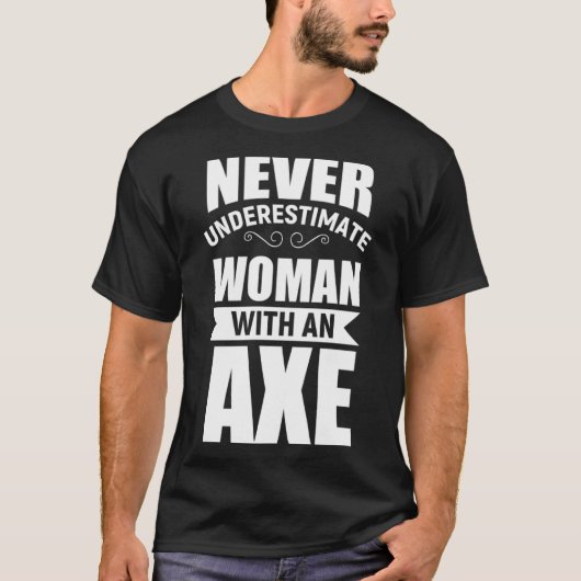 T-shirt Ne Sous-Estimez Jamais Une Femme Avec Un Casquette (Devant)