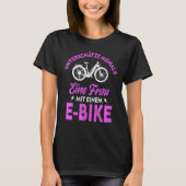 T-shirt Ne sous-estimez jamais une femme avec un vélo élec (Devant)