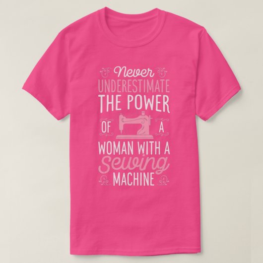 T-shirt Ne Sous-Estimez Jamais Une Femme Avec Une Machine  (Design devant)