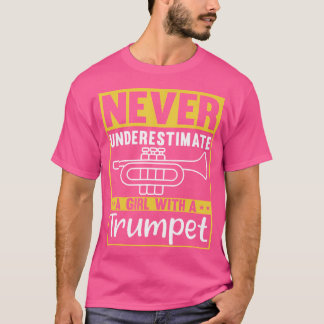 T-shirt Ne Sous-Estimez Jamais Une Fille Avec Une Trompett