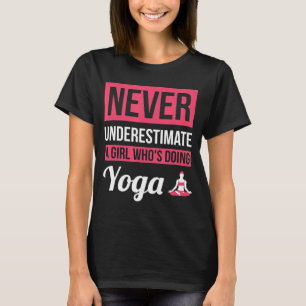 T-shirt Ne Sous-Estimez Jamais Une Fille Qui Fait Du Yoga
