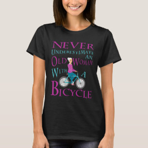 T-shirt Ne Sous-Estimez Jamais Une Vieille Femme À Vélo