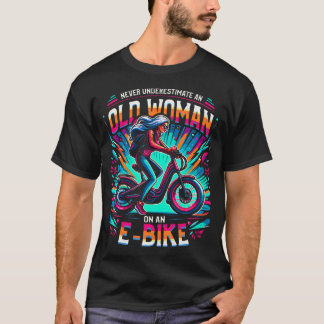 T-shirt Ne sous-estimez jamais une vieille femme à vélo él