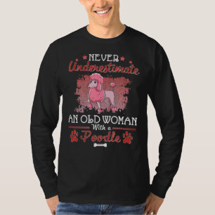 T-shirt Ne Sous-Estimez Jamais Une Vieille Femme Avec Un C