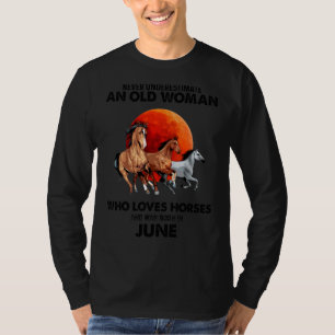 T-shirt Ne Sous-Estimez Jamais Une Vieille Femme Qui Aime 