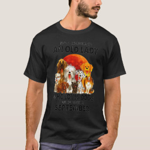 T-shirt Ne Sous-Estimez Jamais Une Vieille Femme Qui Aime