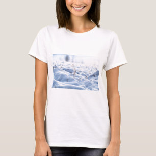 T-shirt Neige sur une prairie en macro hiver
