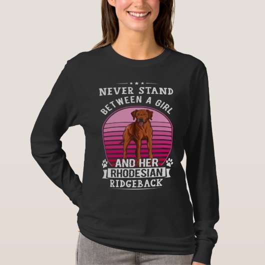 T-shirt Never Stand Between A Girl And Her Rhodesian Ridge (Devant)
