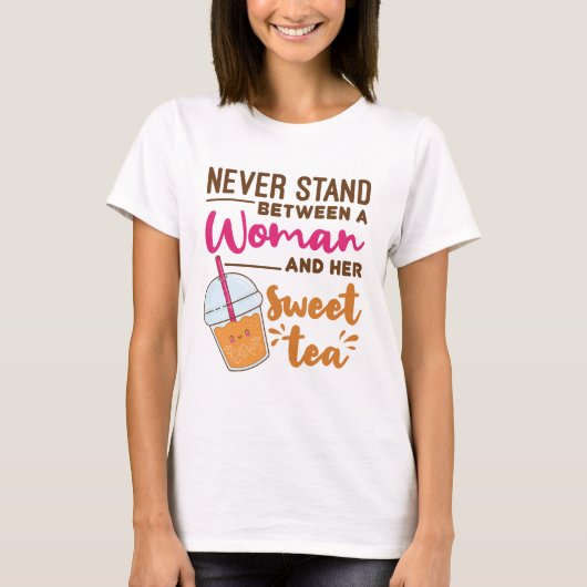 T-shirt Never Stand Between a Woman and Her Sweet Tea (Devant)