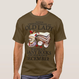 T-shirt Never Underestimate A December Lady Who Reads Many