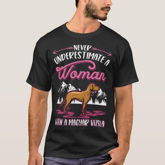 T-shirt Never underestimate a woman with a Magyar Vizsla (Devant)