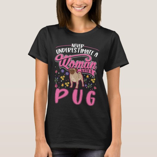 T-shirt Never underestimate a woman with a Pug (Devant)