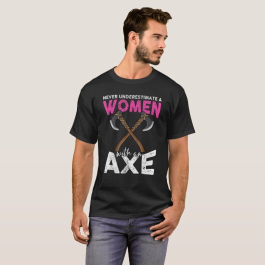 T-shirt Never underestimate a women with an axe throwing h (Devant entier)