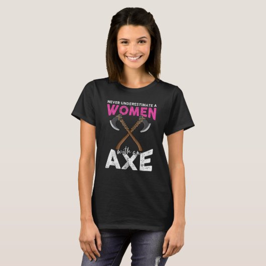T-shirt Never underestimate a women with an axe throwing h (Devant entier)