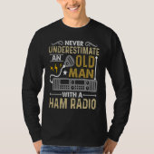 T-shirt Never Underestimate An Old Amateur Radio Operator  (Devant)