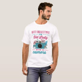 T-shirt Never Underestimate An Old Lady with a Camera (Devant entier)