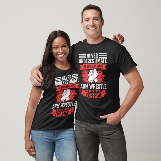 T-shirt Never Underestimate An Old Man Funny Arm Wrestling (Unisexe)