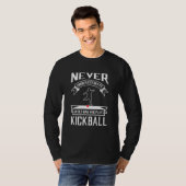 T-shirt Never Underestimate An Old Man Who Plays Kickball (Devant entier)