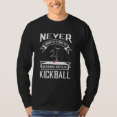 T-shirt Never Underestimate An Old Man Who Plays Kickball (Devant)