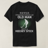 T-shirt Never Underestimate An Old Man With A Hockey Stick (Design devant)