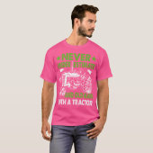 T-shirt Never Underestimate An Old Man With A Tractor (Devant entier)