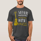 T-shirt Never underestimate an old man with a ukulele (Devant)