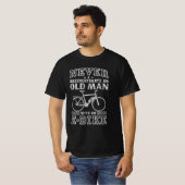 T-shirt Never Underestimate an Old Man With An E-Bike (Devant entier)