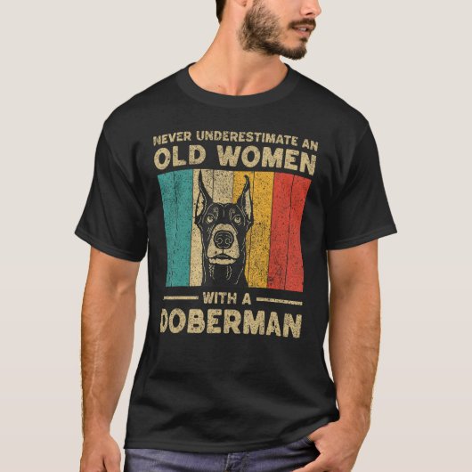 T-shirt Never Underestimate An Old Women With A Doberman P (Devant)