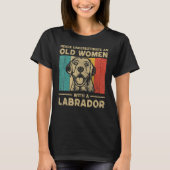 T-shirt Never Underestimate An Old Women With A Labrador (Devant)