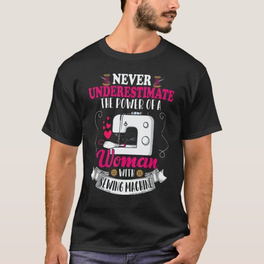 T-shirt Never Underestimate Power Of Woman Sewing Machines (Devant)