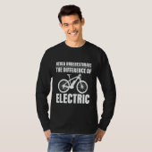 T-shirt Never Underestimate The Difference Of Electric (Devant entier)