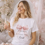 T-shirt Noces noeud papillon rose perles Enterrement de vi<br><div class="desc">Élevez vos événements de mariage avec cette collection de fêtes coquette sophistiquée. Chaque pièce présente un noeud papillon rose haute fidélité associé à des accents de perles délicats et à une typographie intemporelle. Cet ensemble est parfait pour la mariée moderne qui souhaite un look cohérent pour son enterrement de vie...</div>
