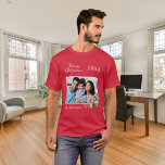 T-shirt Noël rouge famille photo cône nom pin<br><div class="desc">Chemise rouge. Personnalisez et ajoutez votre propre photo de famille. Un cadre blanc décoré d'un cône et d'une végétation en pin. Ajoutez votre nom de famille et votre année.</div>